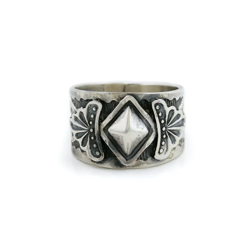 您说：Contemporary Stamped Silver Navajo Ring